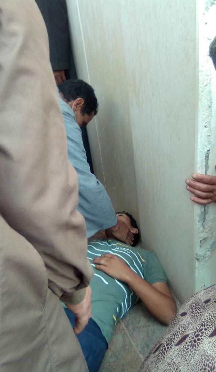 الشاب بعد سقوطه أرضًا