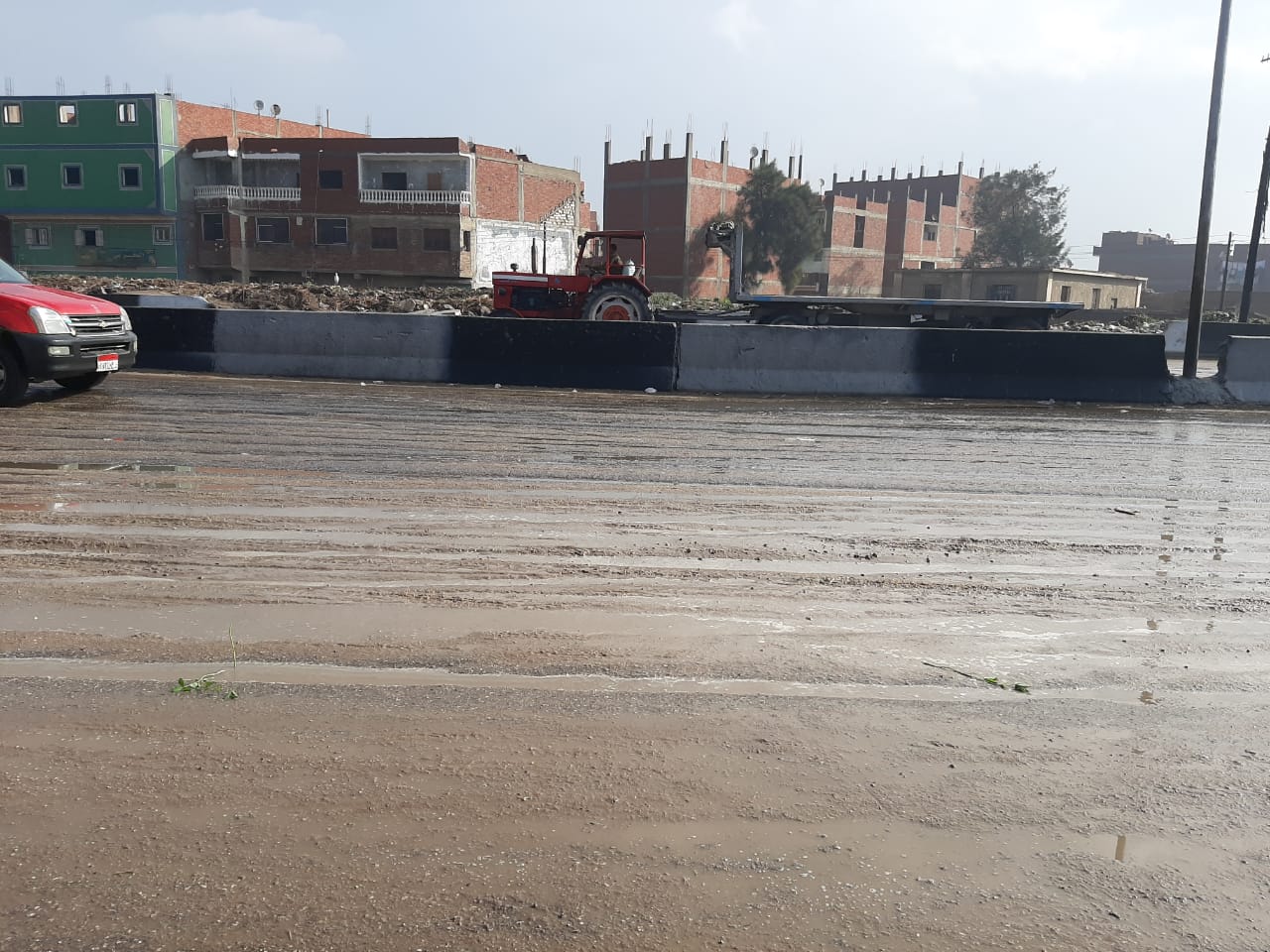 سقوط أمطار على الطريق الصحراوي بالشرقية