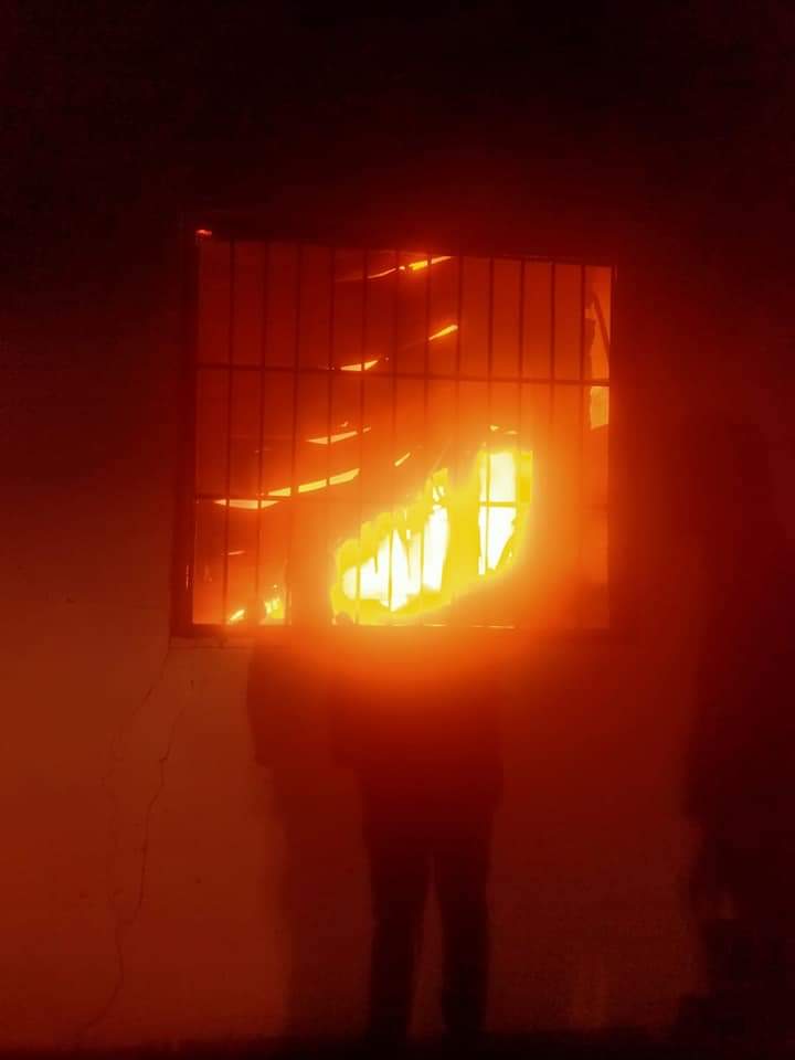 السيطرة على حريق مصنع بلاستيك بالشرقية 02