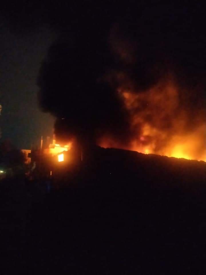 السيطرة على حريق مصنع بلاستيك بالشرقية 010