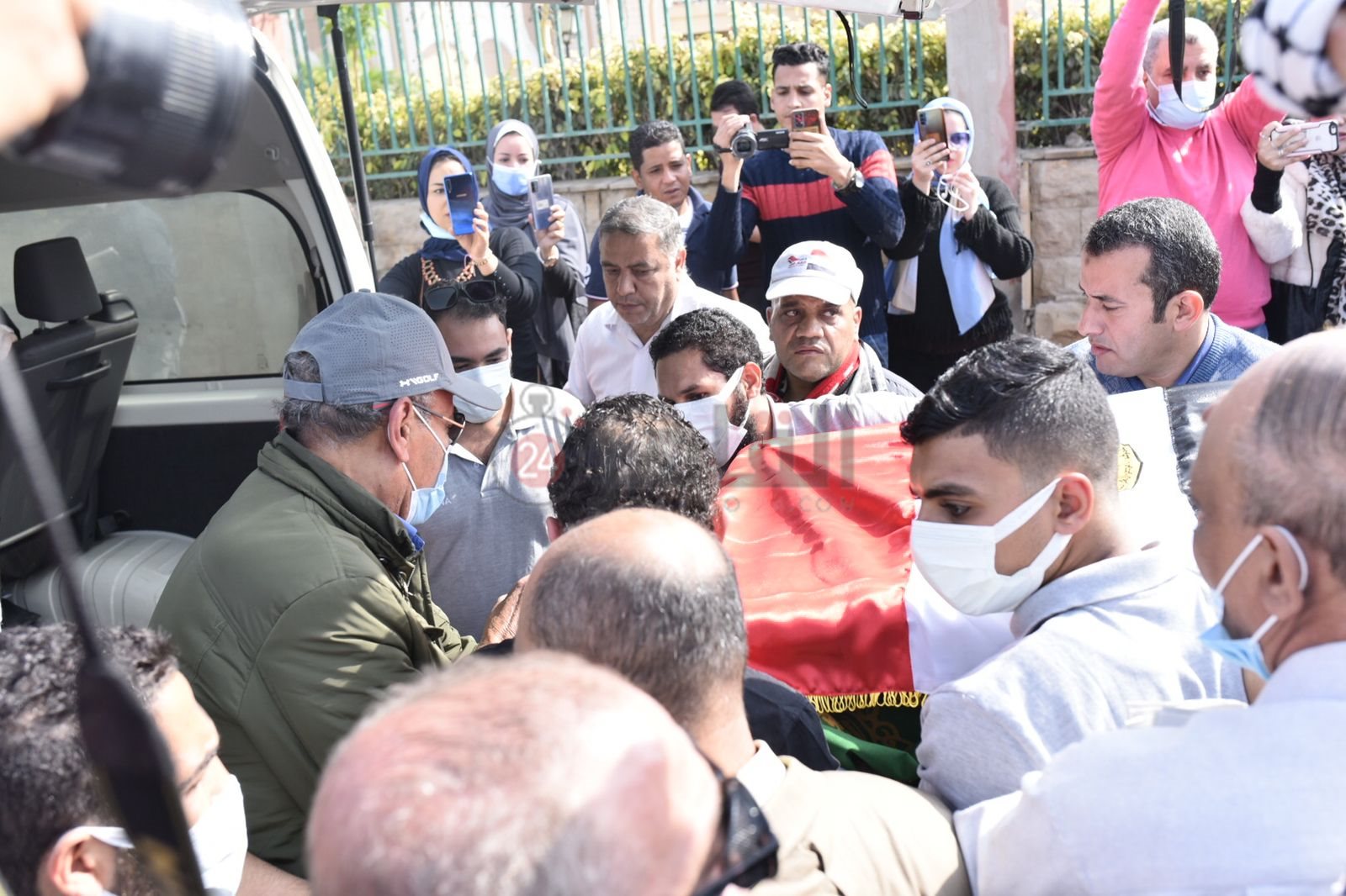 خروج جثمان سهير البابلي من المسجد (5)