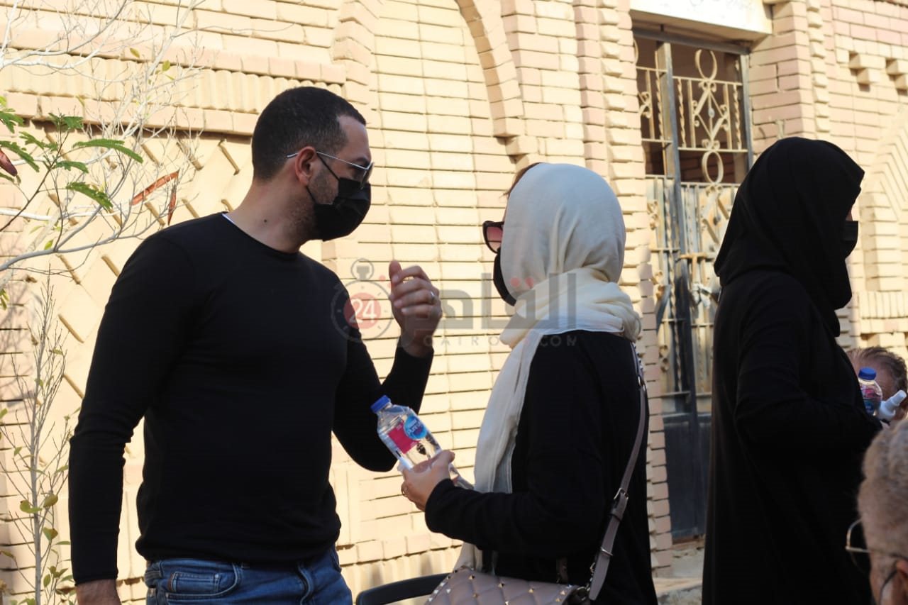 انهيار حلا شيحة في جنازة سهير البابلي (1)