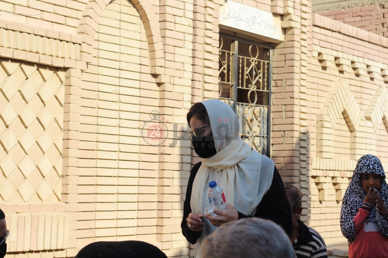 انهيار حلا شيحة في جنازة سهير البابلي (2)