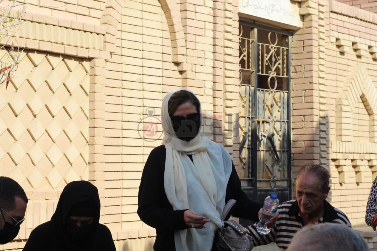 انهيار حلا شيحة في جنازة سهير البابلي (3)