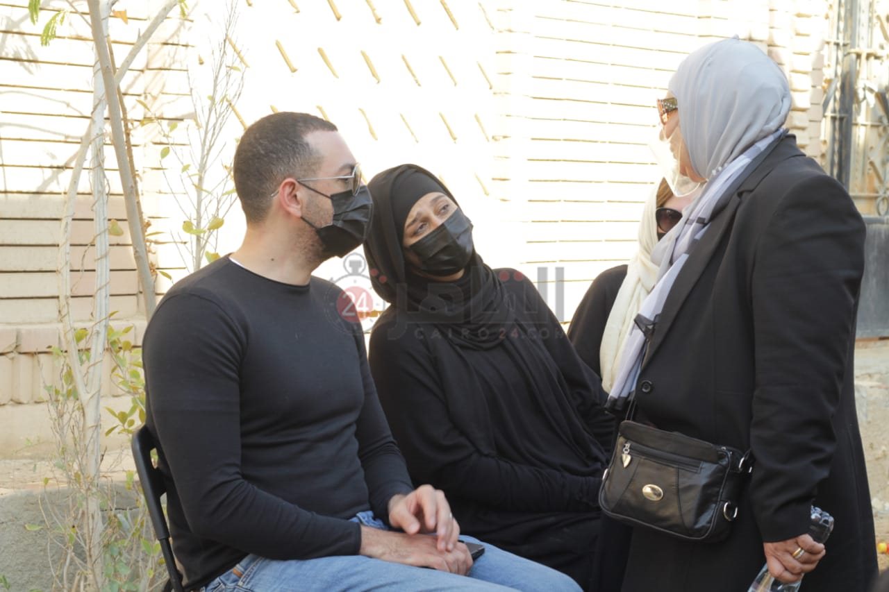 انهيار حلا شيحة في جنازة سهير البابلي (5)