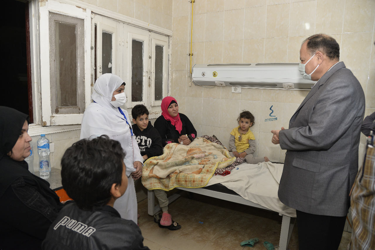 محافظ أسيوط يزور طلاب مدارس البداري عقب تعرضهم للتسمم