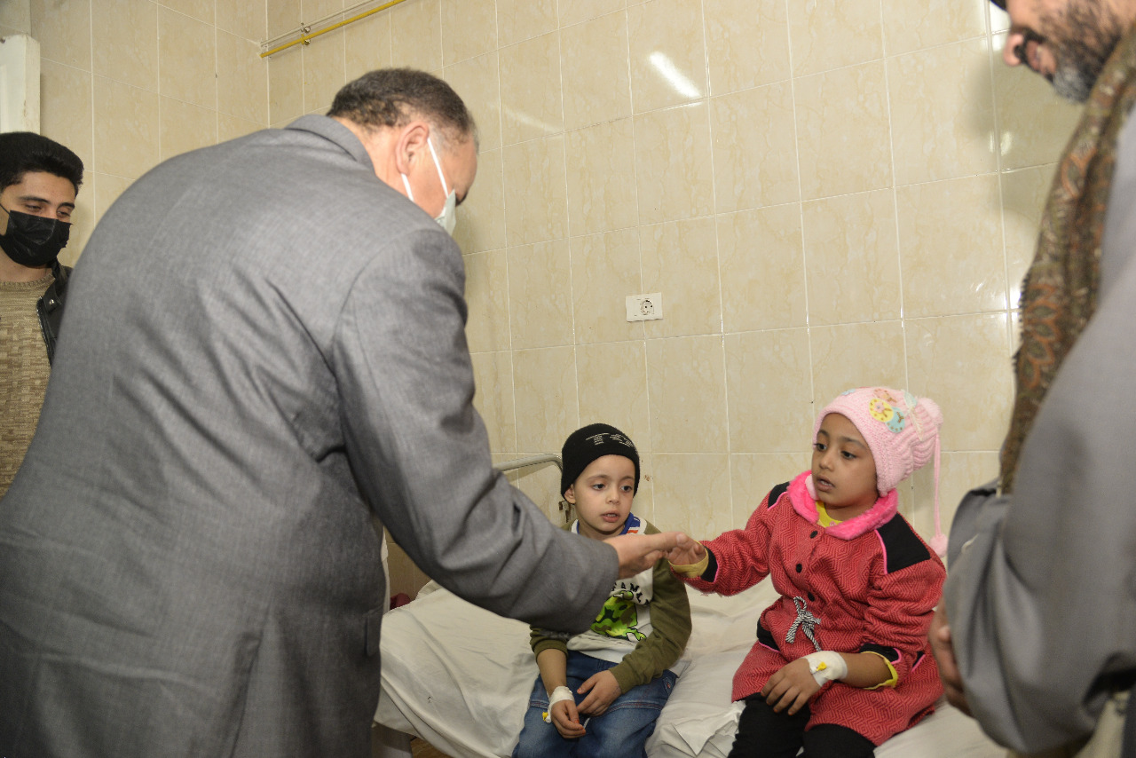 محافظ أسيوط يزور طلاب مدارس البداري عقب تعرضهم للتسمم