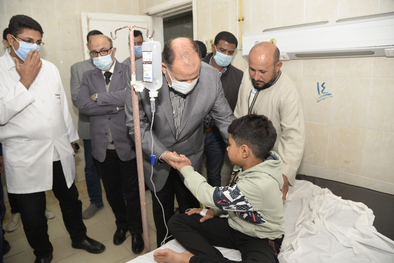 محافظ أسيوط يزور طلاب مدارس البداري عقب تعرضهم للتسمم