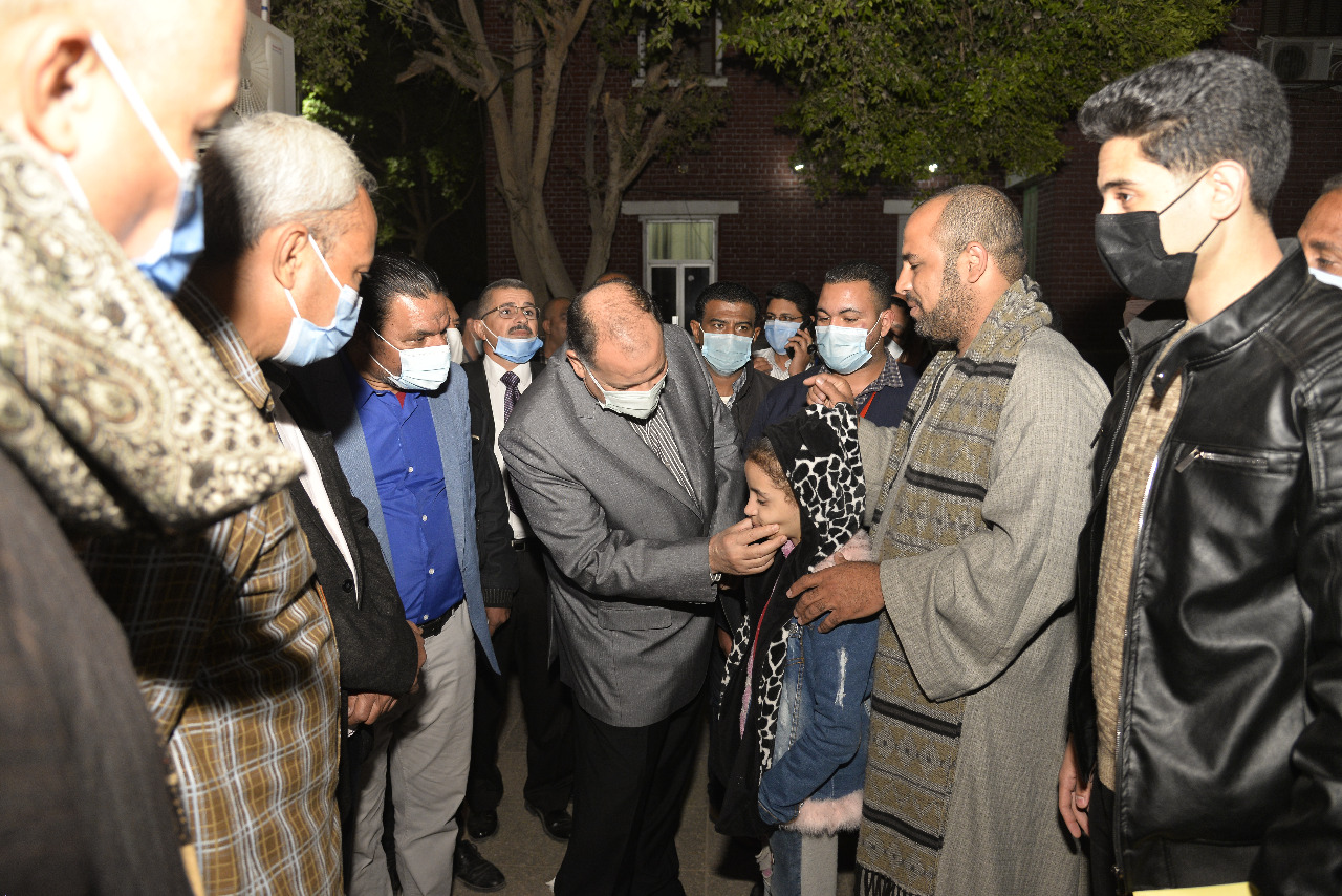 محافظ أسيوط يزور طلاب مدارس البداري عقب تعرضهم للتسمم