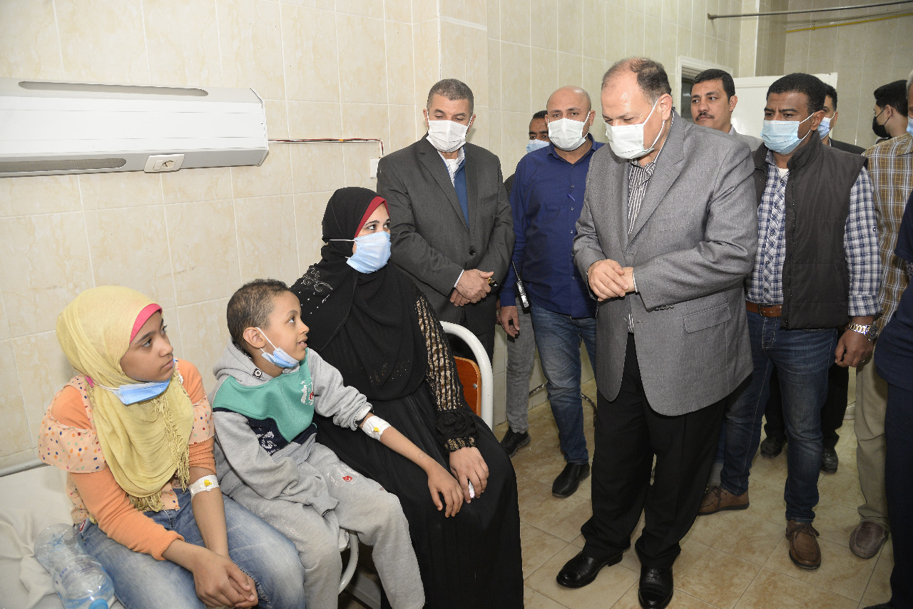 محافظ أسيوط يزور طلاب مدارس البداري عقب تعرضهم للتسمم