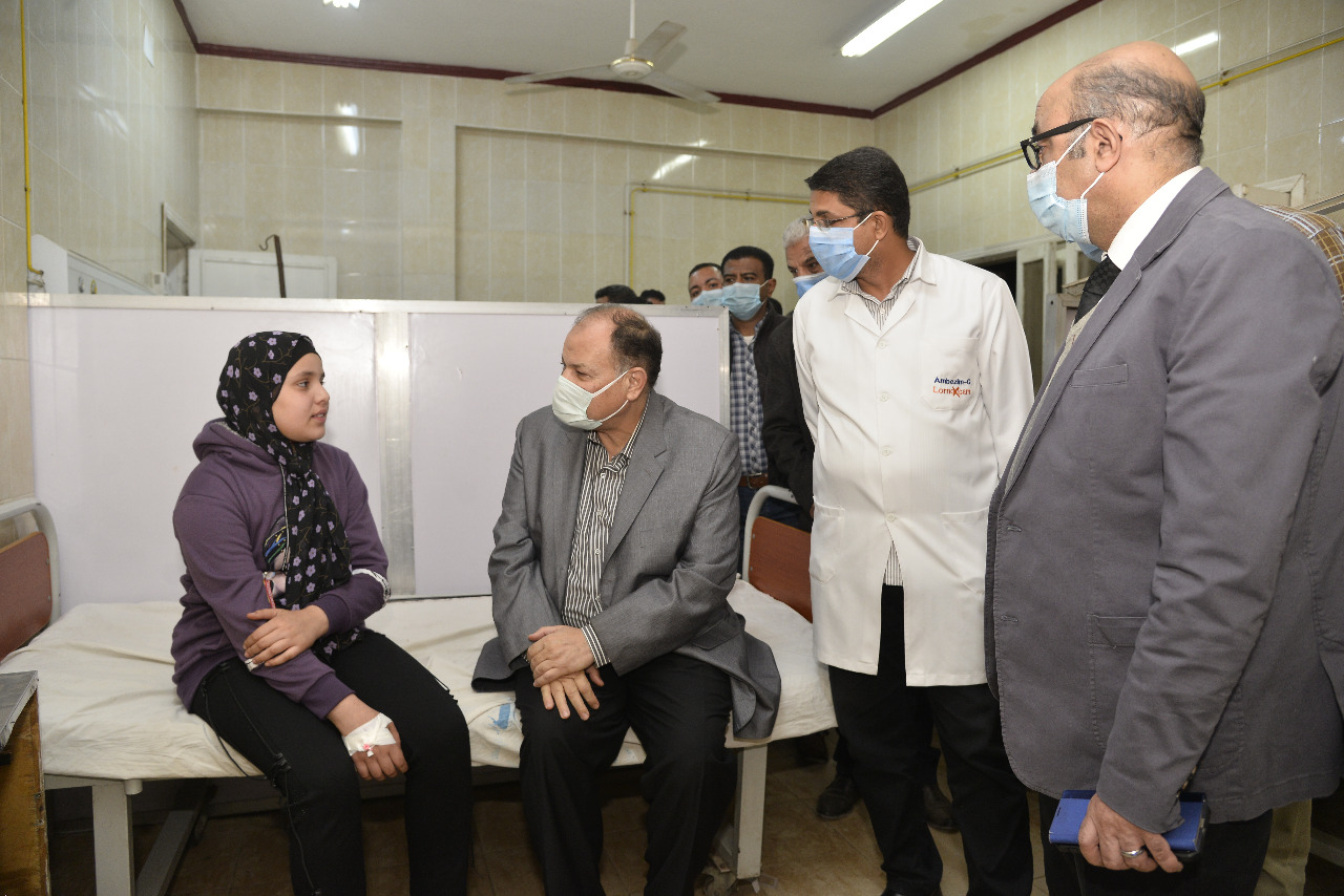 محافظ أسيوط يزور طلاب مدارس البداري عقب تعرضهم للتسمم