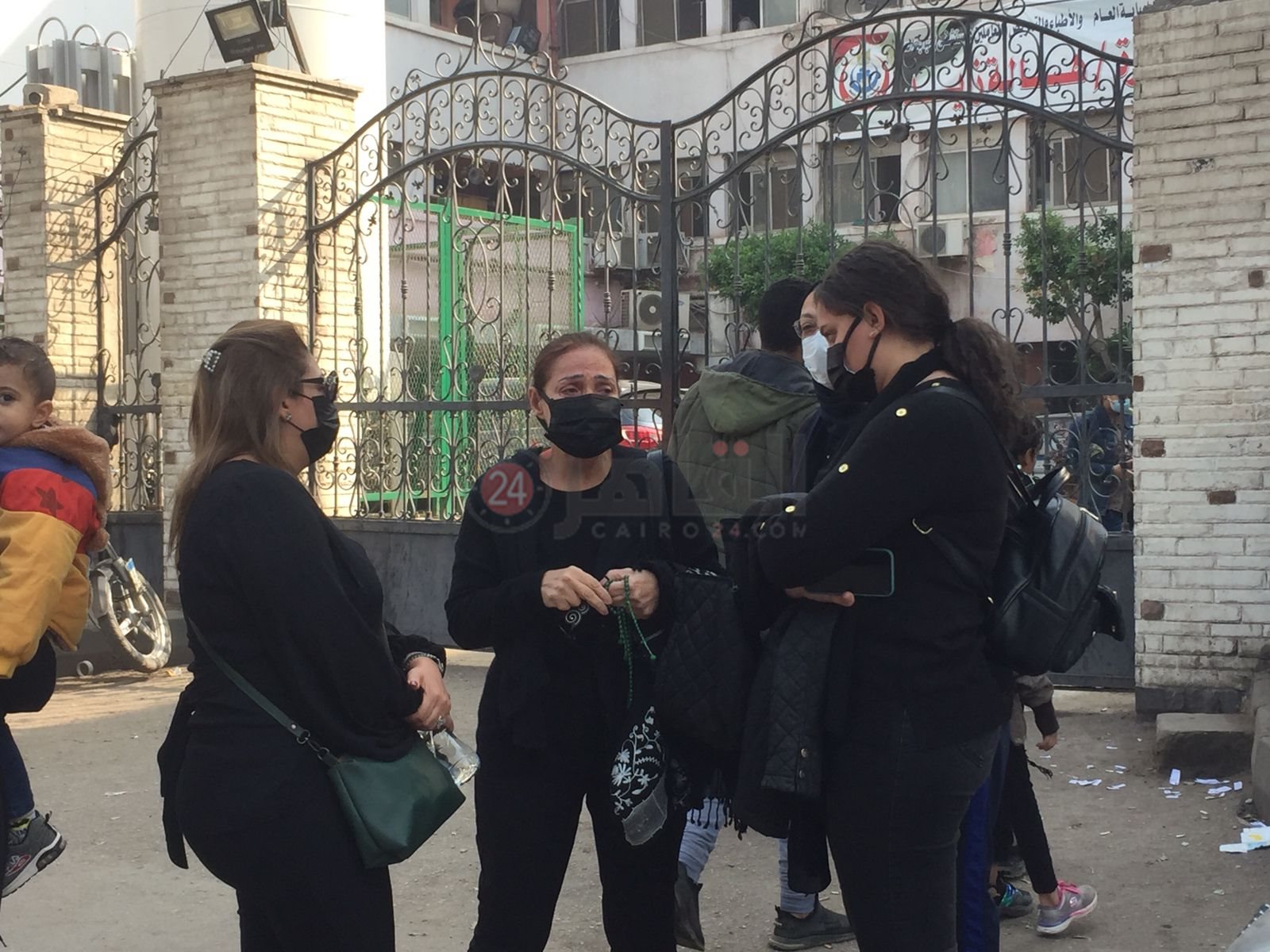 تيسير فهمي تنتظر خروج جثمان شقيقها من المستشفى1 (2)