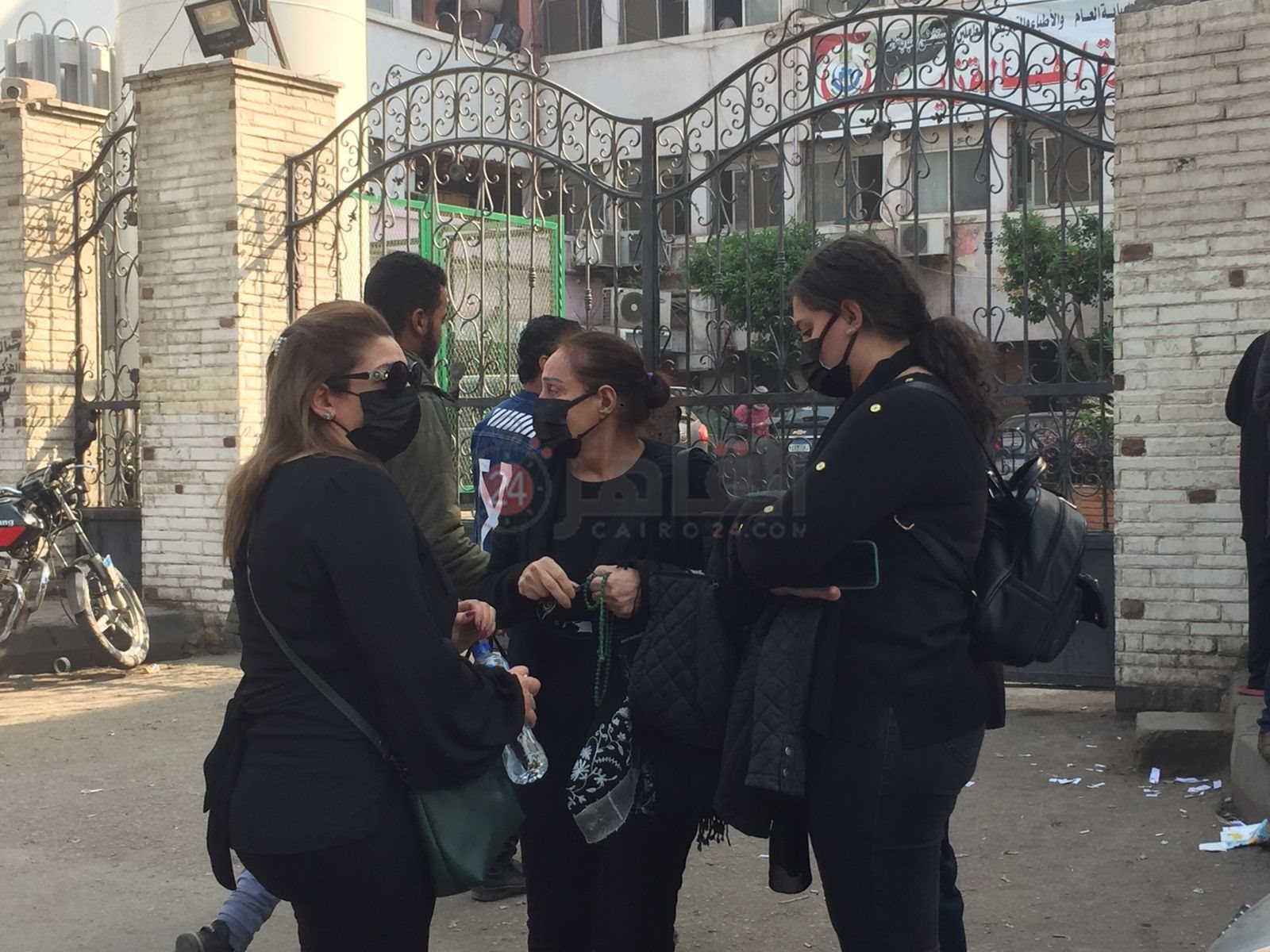 تيسير فهمي تنتظر خروج جثمان شقيقها من المستشفى1 (3)