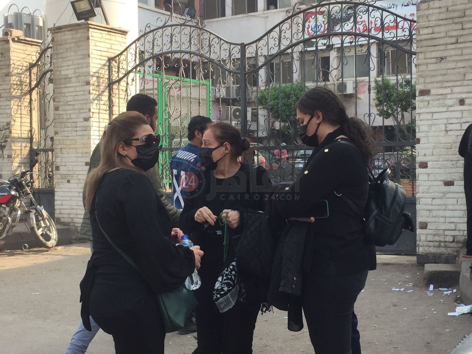 تيسير فهمي تنتظر خروج جثمان شقيقها من المستشفى1 (4)