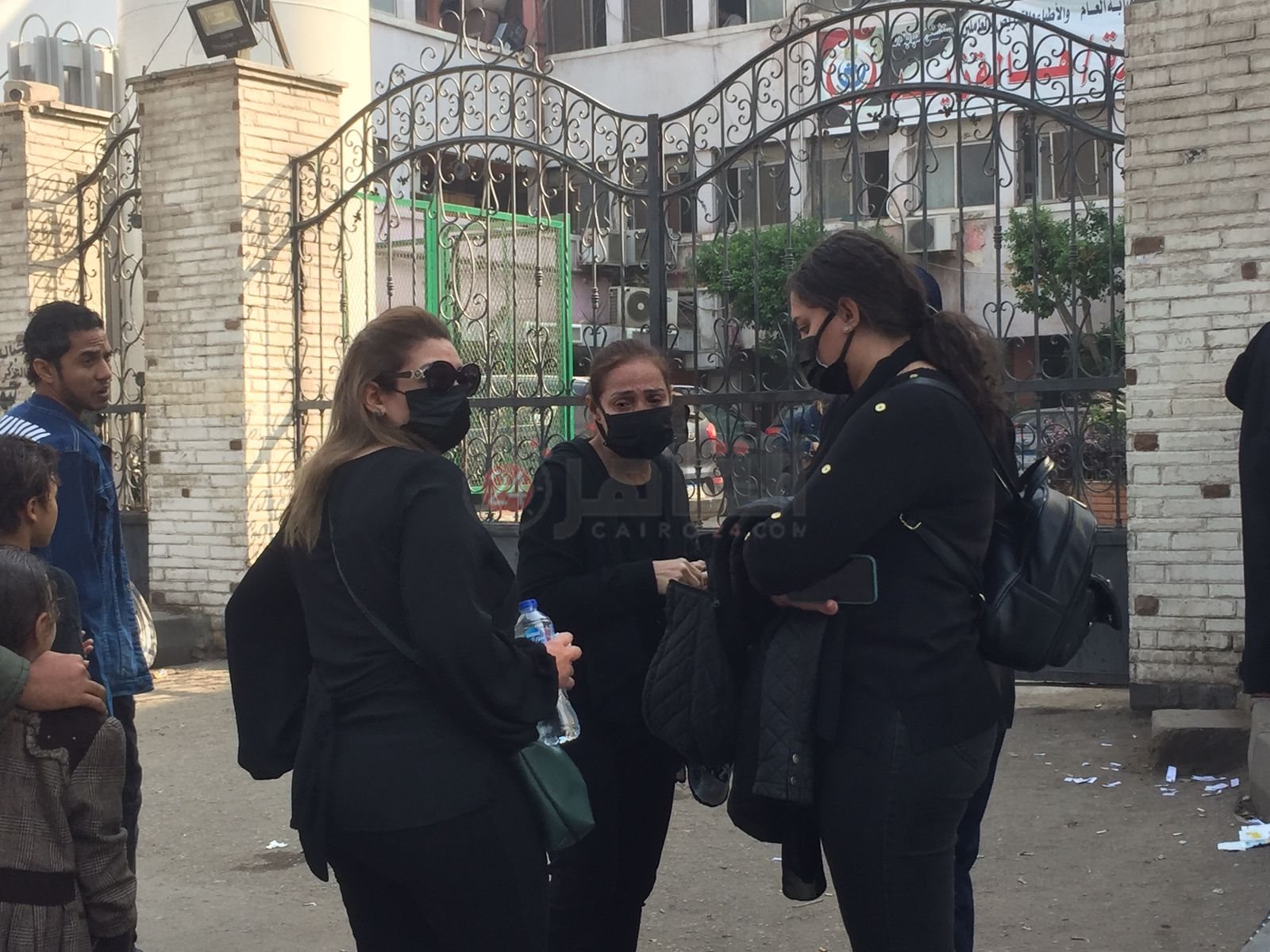 تيسير فهمي تنتظر خروج جثمان شقيقها من المستشفى1 (5)