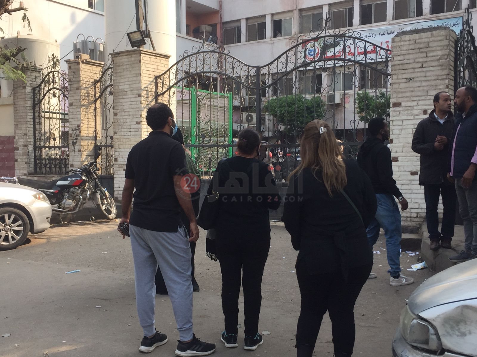 تيسير فهمي تنتظر خروج جثمان شقيقها من المستشفى1 (8)