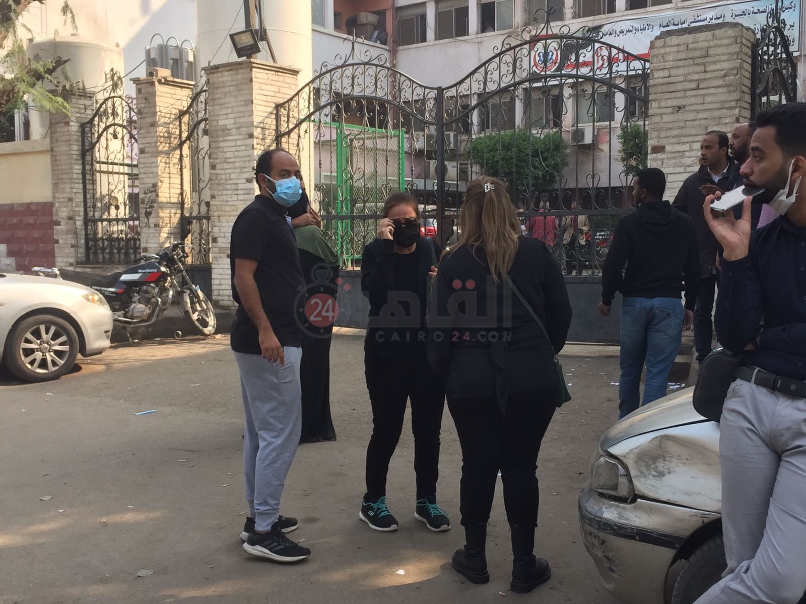 تيسير فهمي تنتظر خروج جثمان شقيقها من المستشفى1 (9)