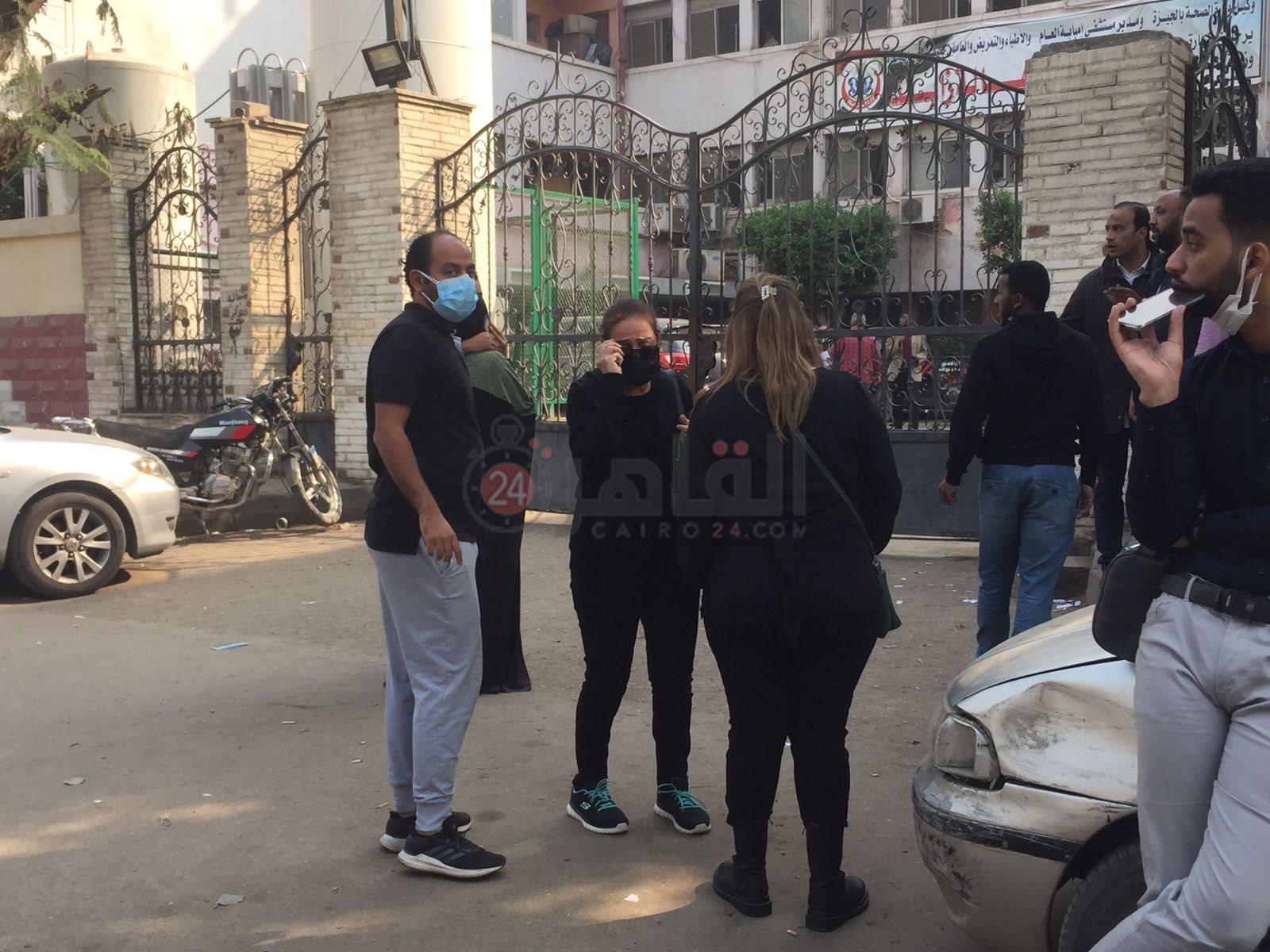 تيسير فهمي تنتظر خروج جثمان شقيقها من المستشفى1 (10)