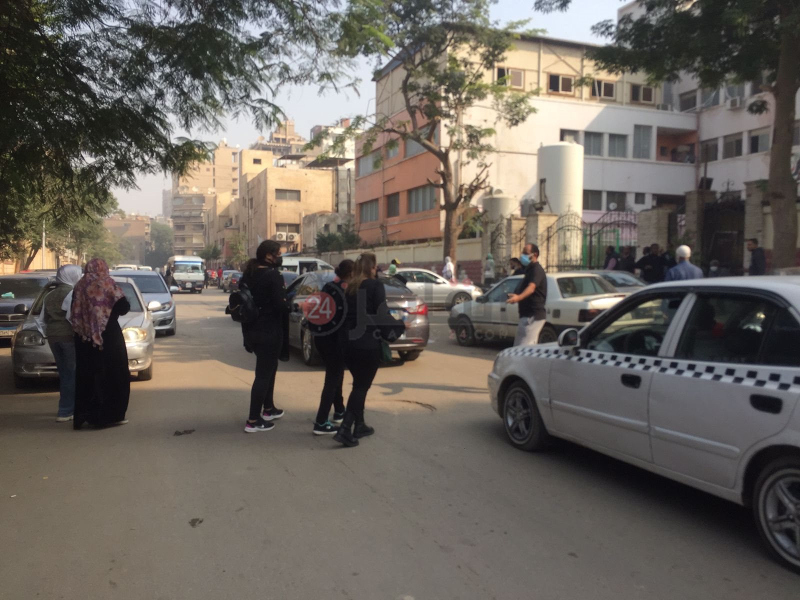 تيسير فهمي تنتظر خروج جثمان شقيقها من المستشفى1 (1)