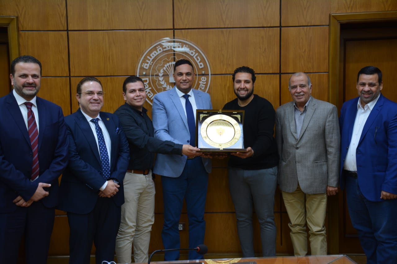 محافظ الدقهلية وأعضاء مجلس الإدارة