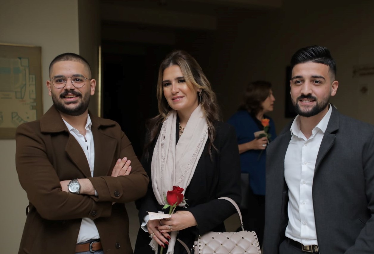 هنا شيحة رفقة بعض الحضور