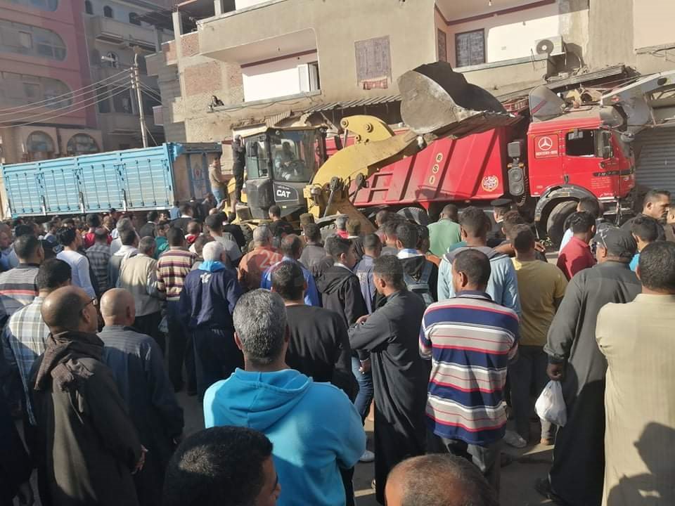 لوري يقتحم فرن عيش بالشرقية 01