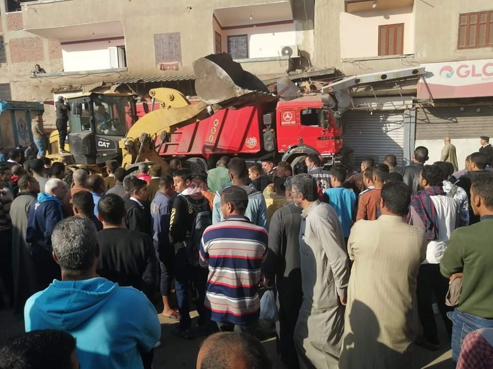 لوري يقتحم فرن عيش بالشرقية 02