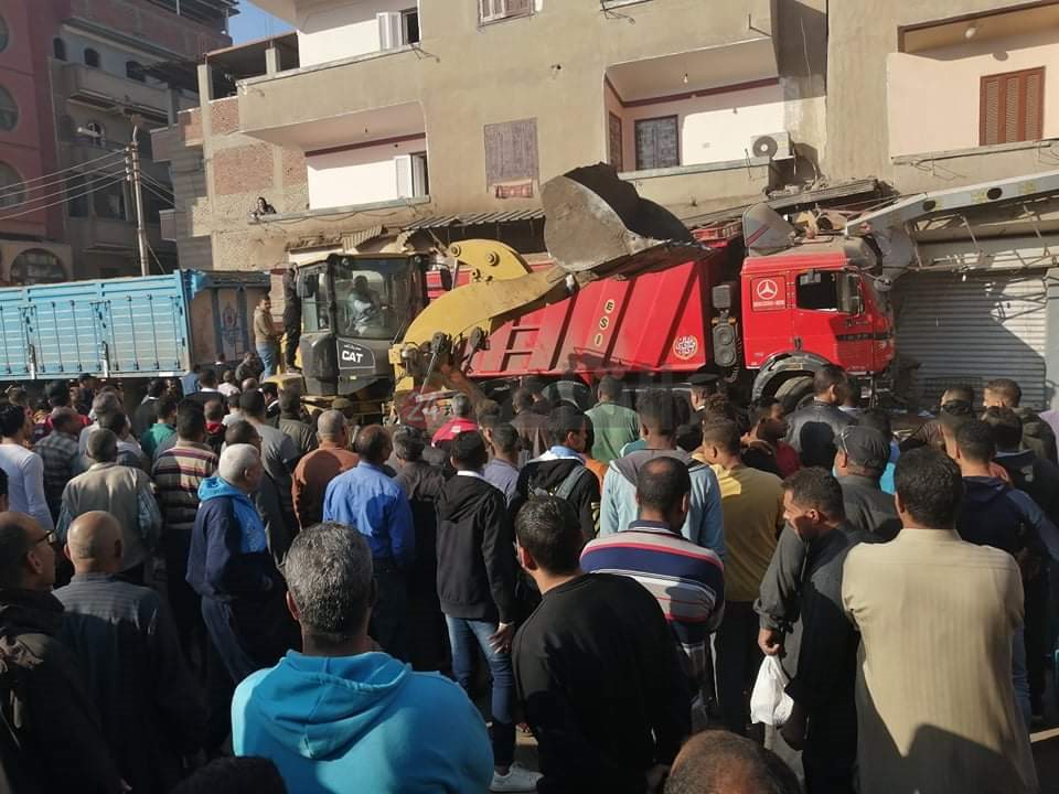 لوري يقتحم فرن عيش بالشرقية 03