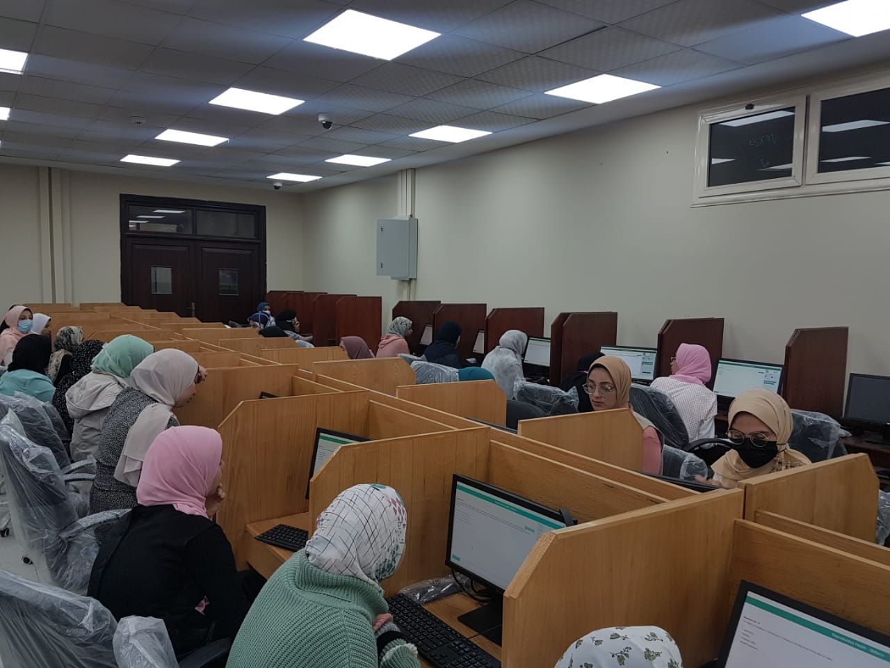 بدء الاختبار الإلكتروني التجريبي الأول بكلية التمريض