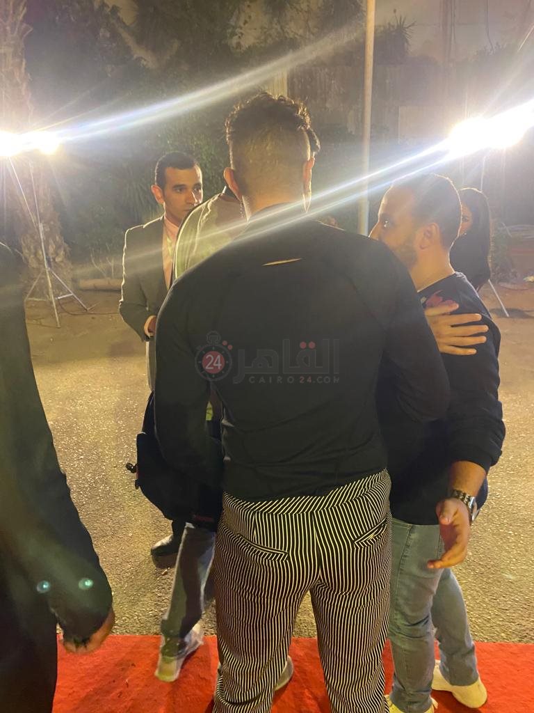 أحمد الفيشاوي ببذلة مفتوحة من الظهر