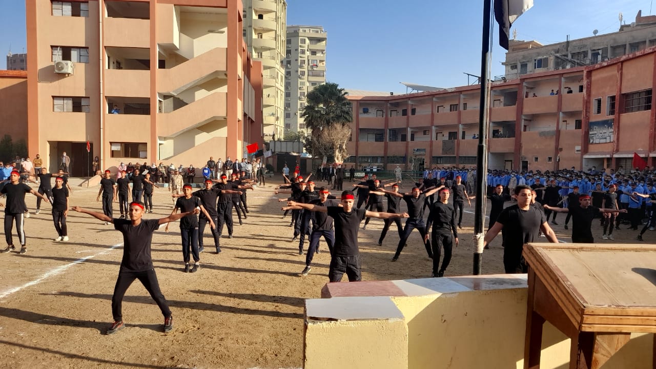طلاب التربية العسكرية يقدمون عروضًا تُظهر فنون القتال أثناء الاشتباك والتلاحم أمام مساعد قائد قوات الدفاع الشعبي والعسكري