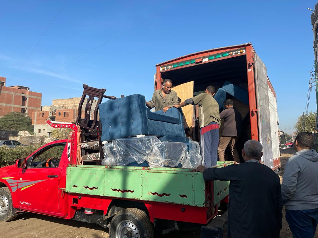 وصول هدية السيدة إنتصار السيسي لأسرتين قابلتهم أثناء زيارتها لقرية شما بالمنوفية