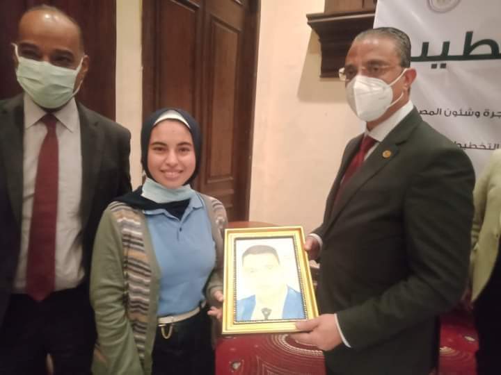 طالبة تُهدي محافظ الفيوم صورة من أعمالها خلال زيارته للمدرسة