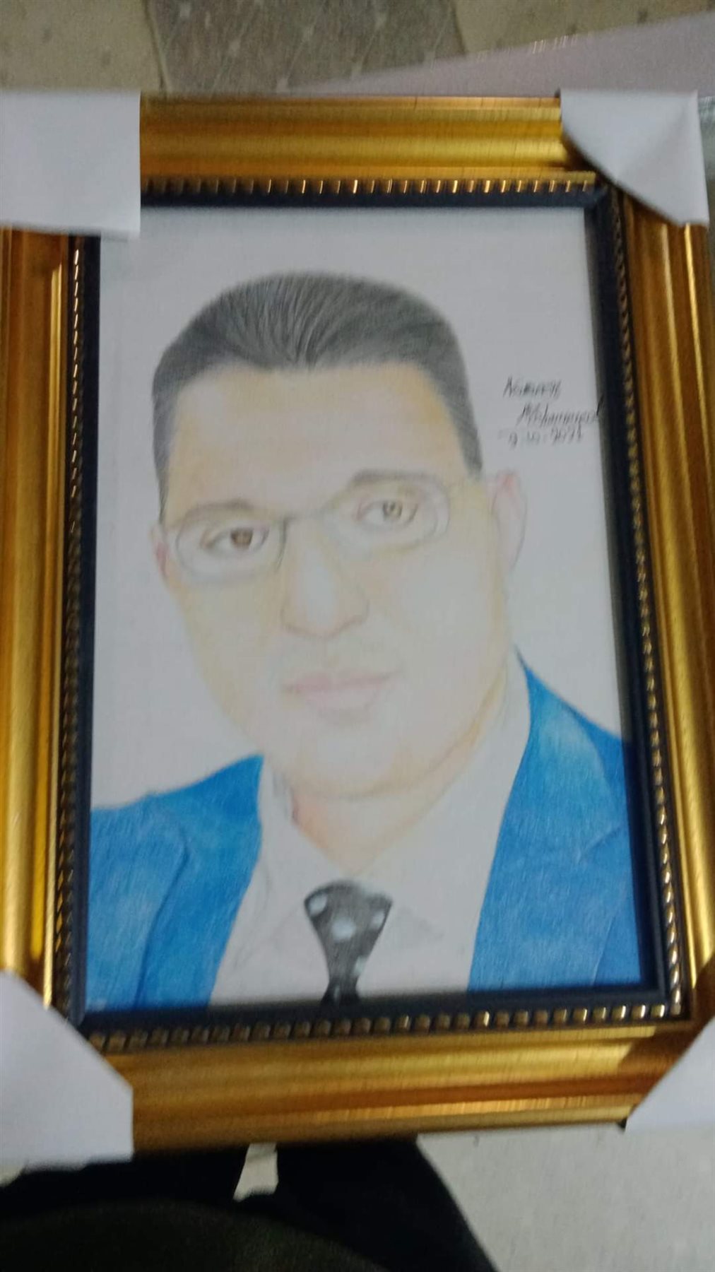 طالبة ترسم محافظ الفيوم وتُهديه صورة من أعمالها