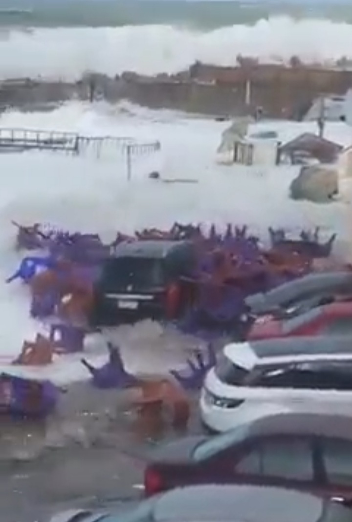 مياه البحر تغرق نادي المهندسين فى الإسكندرية