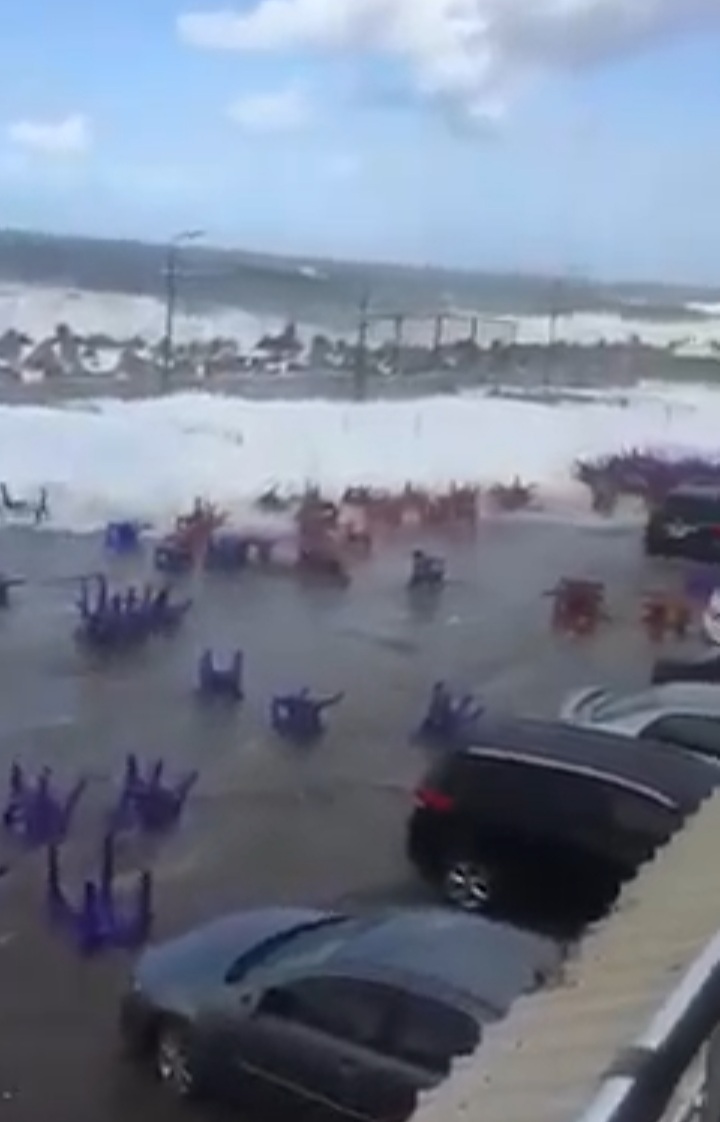 مياه البحر تغرق نادي المهندسين فى الإسكندرية