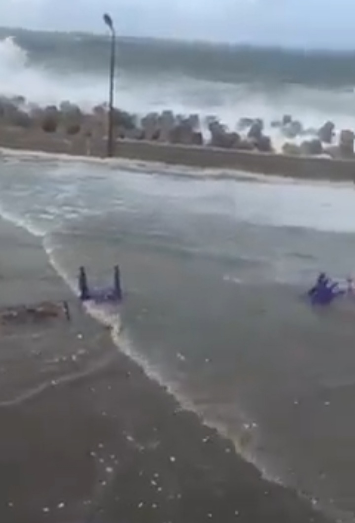 مياه البحر تغرق نادي المهندسين فى الإسكندرية