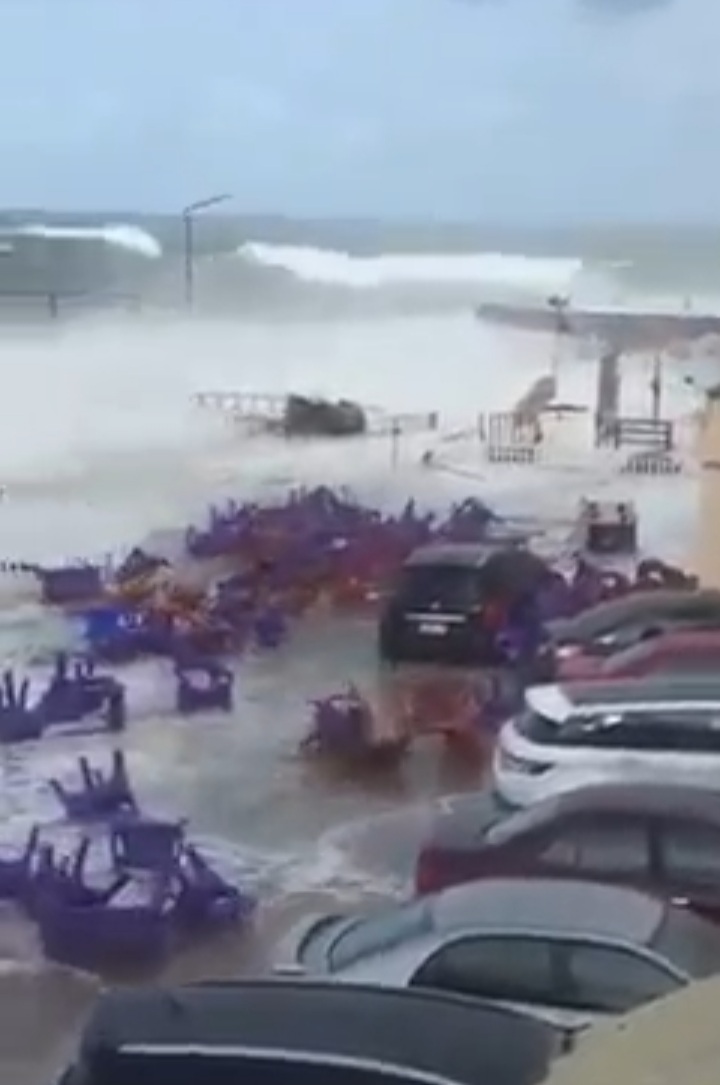 مياه البحر تغرق نادي المهندسين فى الإسكندرية