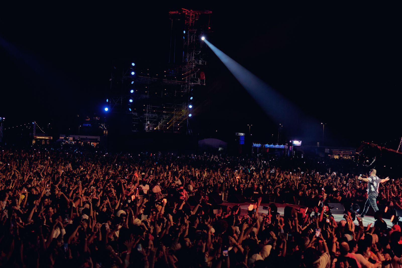 حفل عمرو دياب بالسعودية (3)