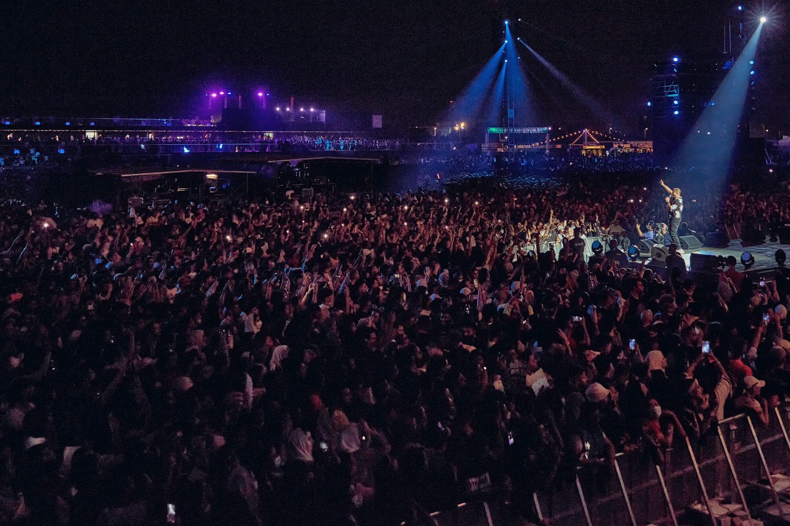 حفل عمرو دياب بالسعودية (9)