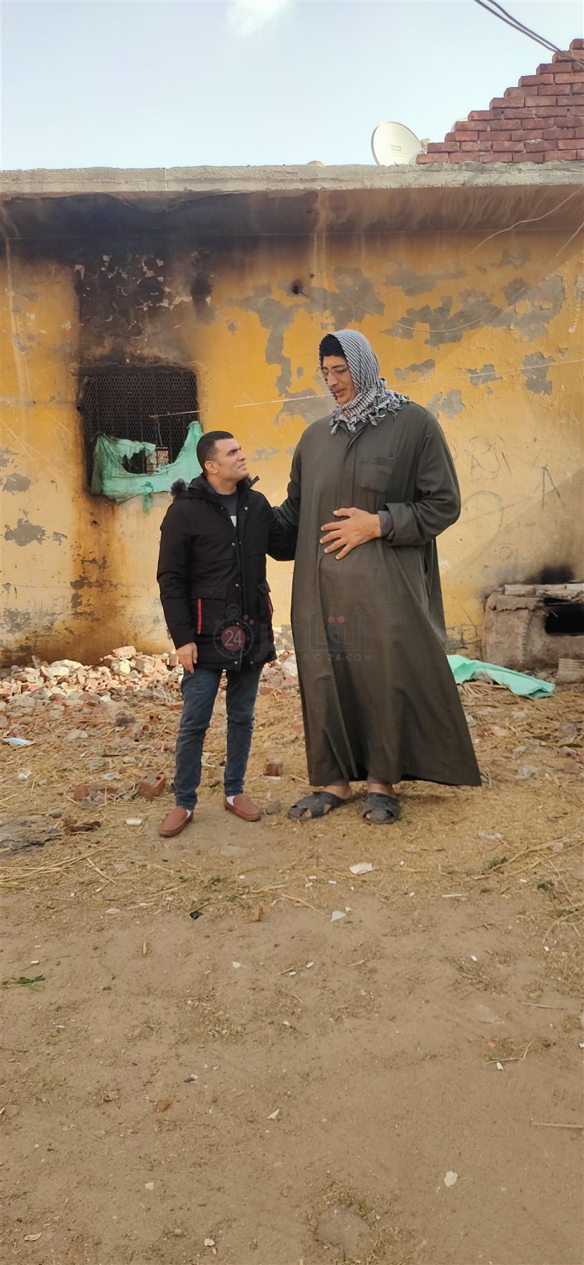 أطول رجل في العالم رفقة مراسل القاهرة 24
