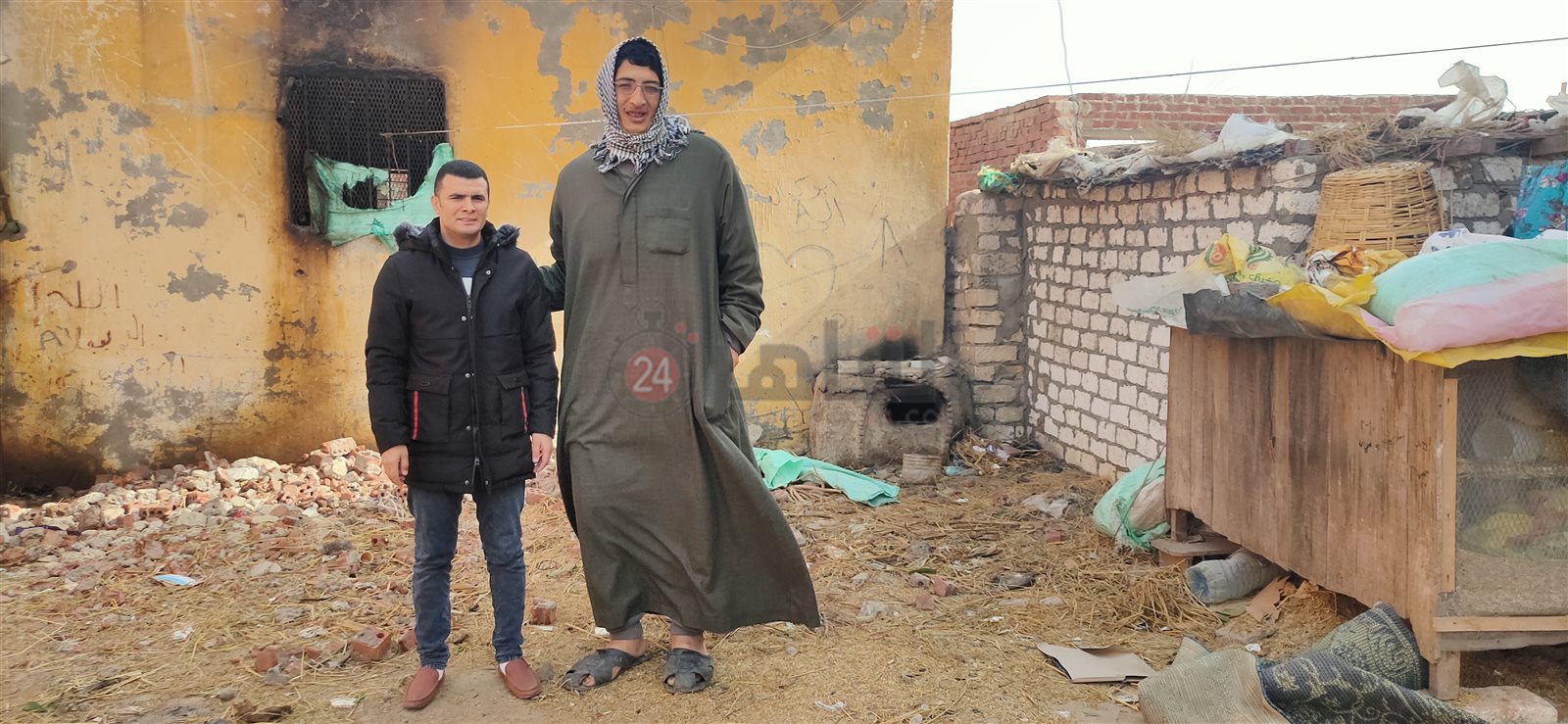 مراسل القاهرة 24 مع أطول رجل في العالم امام منزله بالشرقية