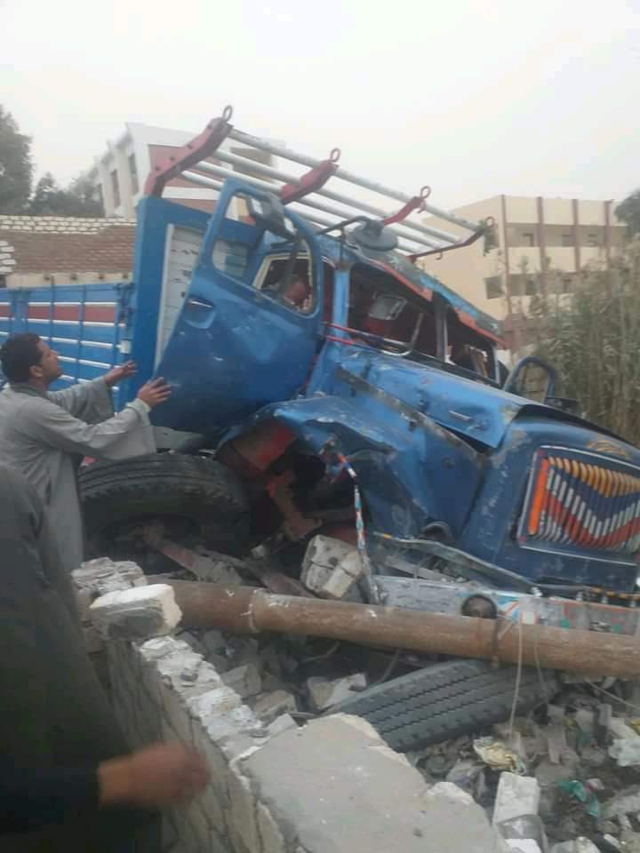 سيارة تسير بسرعة جنونية وتحطم تكاتك في الفيوم