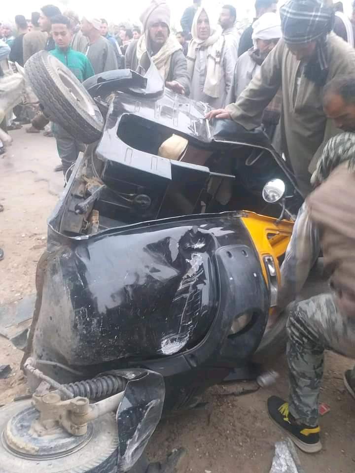 سيارة تسير بسرعة جنونية وتحطم تكاتك في الفيوم