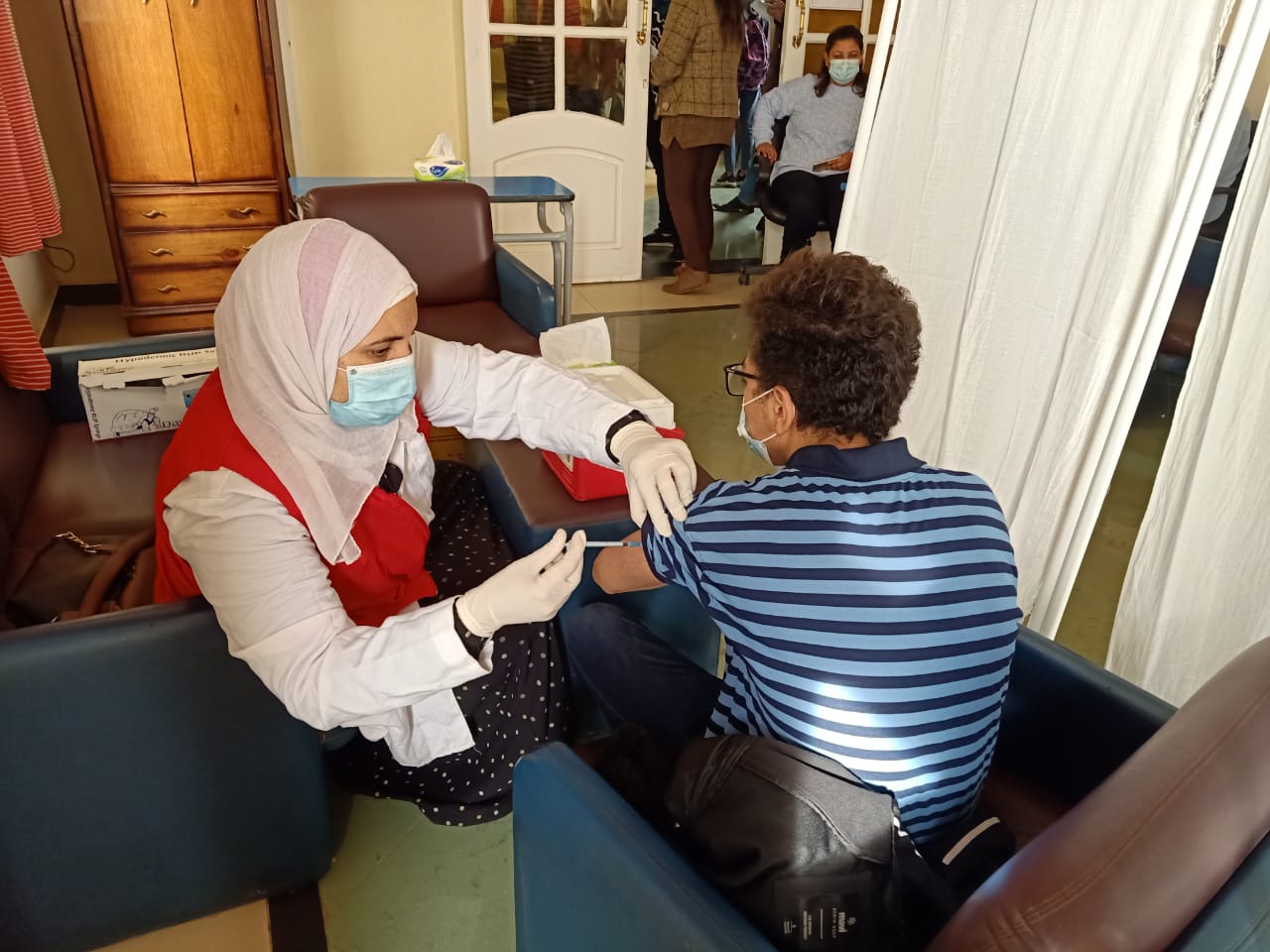 تطعيم طلاب الإعدادية والثانوية بلقاح كورونا بالشرقية 01