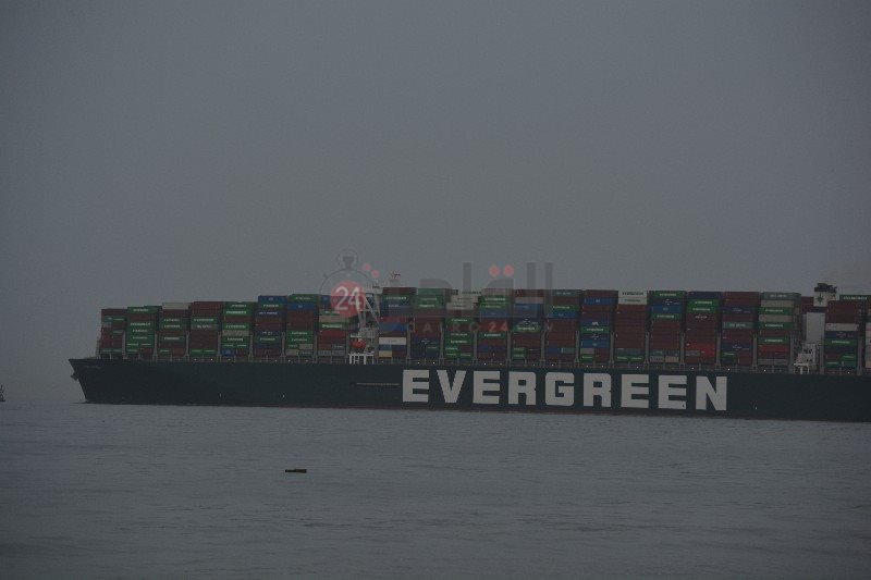 السفينة إيفر جيفن تغادر قناة السويس 5