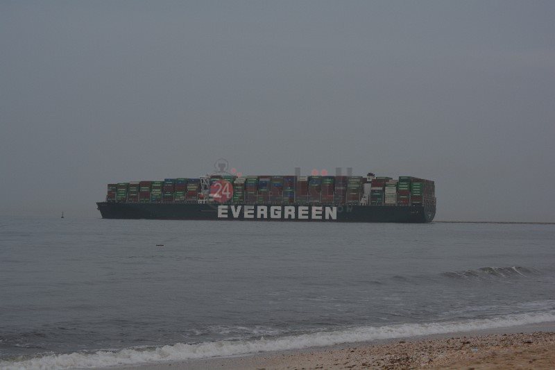 السفينة إيفر جيفن تغادر قناة السويس 4