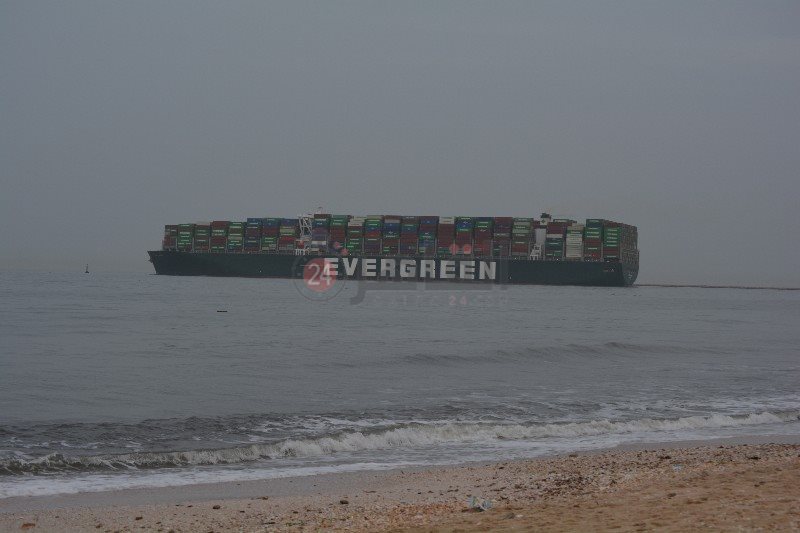 السفينة إيفر جيفن تغادر قناة السويس 3