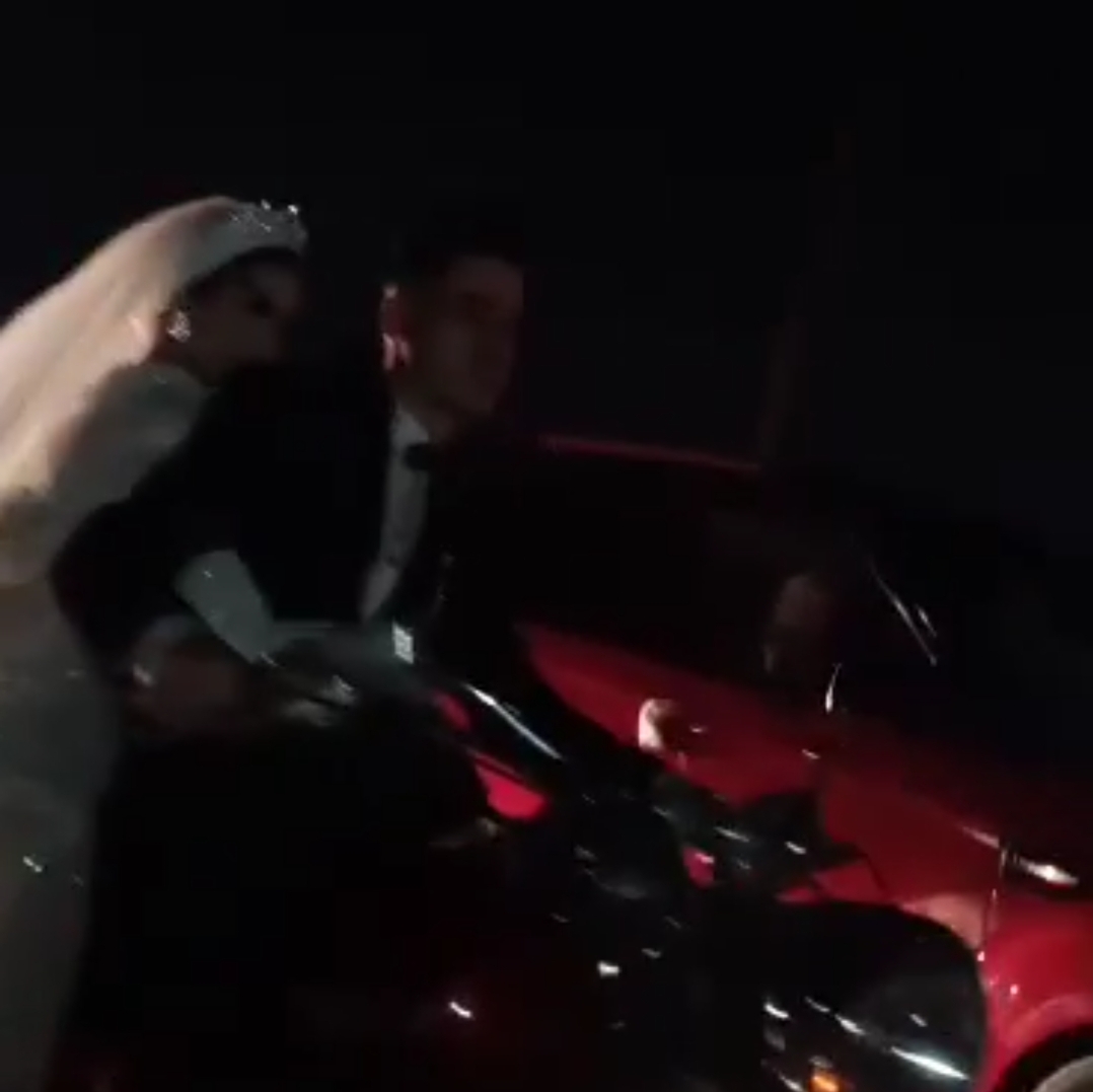عريس يزف عروسته على موتوسيكل بالفيوم
