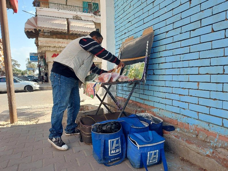 شاب يبيع الخضروات الطازجة في مدينة بورفؤاد 2